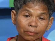 ขอสาปแช่งเขมร ยายน้ำตาร่วงหลาน 8 ขวบสิ้นใจในอ้อมกอด ลูกสาหัสยังไม่บอกน้ำโขงเสียแล้ว จากเหตุระเบิดตกใส่บ้าน