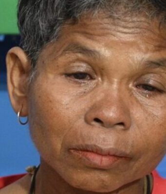 ขอสาปแช่งเขมร ยายน้ำตาร่วงหลาน 8 ขวบสิ้นใจในอ้อมกอด ลูกสาหัสยังไม่บอกน้ำโขงเสียแล้ว จากเหตุระเบิดตกใส่บ้าน