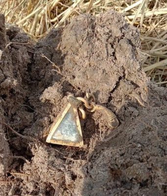 หนุ่มขุดดินเจอสร้อยทอง