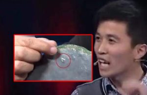 หนุ่มมั่นๆ หิ้ว “กระจก” มาโชว์รายการดัง ผู้รู้โกรธรีบตะโกน “ถือสองมือ!” รู้คุณค่ามีหน้าชา