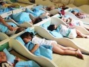 ครูส่งรูปเด็ก “นอนกลางวัน” เข้าแชทกลุ่ม ก่อนรีบลบใน 10 วิ แต่แม่ๆ เห็นแล้วเอ๊ะ เซฟไว้ทัน!