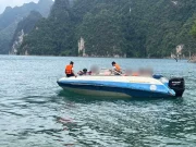 18 ชีวิตระทึก เรือนำเที่ยวเขื่อนเชี่ยวหลานล่ม “ไกด์” เสียชีวิต