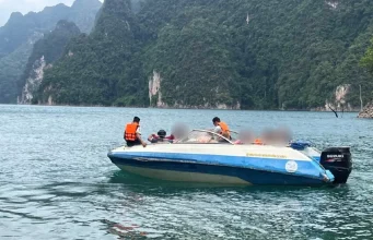 18 ชีวิตระทึก เรือนำเที่ยวเขื่อนเชี่ยวหลานล่ม “ไกด์” เสียชีวิต