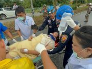 ด่วน!! หญิงตั้งครรภ์ 6 เดือน ขับเก๋งเสียหลักพุ่งชนเสาไฟฟ้า เสียชีวิตแล้ว….ดูเพิ่มเติม