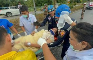 ด่วน!! หญิงตั้งครรภ์ 6 เดือน ขับเก๋งเสียหลักพุ่งชนเสาไฟฟ้า เสียชีวิตแล้ว….ดูเพิ่มเติม