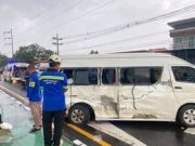 สลด! รถบรรทุกหกล้อเสียหลัก ข้ามเกาะกลางถนน พุ่งชนรถตู้รับ-ส่งนักเรียน เสียชีวิต 2 ราย บาดเจ็บระนาว