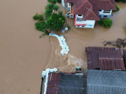 ด่วน! ต้านไม่ไหว บิ๊กแบ็คพังแล้ว น้ำยมทะลักพรวดท่วมชุมชนคูหาสุวรรณ จ.สุโขทัย