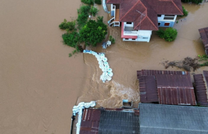 ด่วน! ต้านไม่ไหว บิ๊กแบ็คพังแล้ว น้ำยมทะลักพรวดท่วมชุมชนคูหาสุวรรณ จ.สุโขทัย