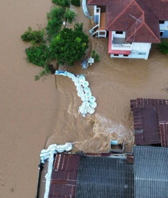 ด่วน! ต้านไม่ไหว บิ๊กแบ็คพังแล้ว น้ำยมทะลักพรวดท่วมชุมชนคูหาสุวรรณ จ.สุโขทัย