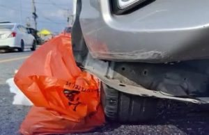 สลด หนุ่มวัย 19 ขี่จยย.ตาม GPS เสียหลักล้มร่างไถลใต้กระบะดับคาที่