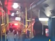 ระทึกทั้งคัน หนุ่มรัวหมัด เตะก้านคอลุงบนรถเมล์ ผู้โดยสารหนีวุ่น