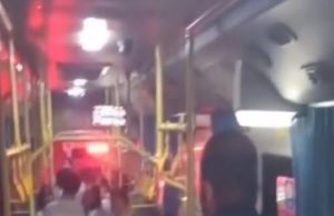 ระทึกทั้งคัน หนุ่มรัวหมัด เตะก้านคอลุงบนรถเมล์ ผู้โดยสารหนีวุ่น