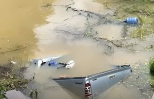 ชายวัย 55 โหมกรีดยางทั้งคืน เกิดหลับใน ขับกระบะคู่ใจแหกโค้งลงห้วย เสียงสุดท้ายโทรหาภรรยา ให้หาคนมาช่วย แต่ไม่ทันการณ์