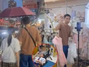 แฮ็ค รุ่งเรือง ขอบคุณลูกสาว เลิกเรียนเเล้วเเต่ยอมฝ่าฝนรอพ่อไลฟ์ขายของถึง 4 ทุ่ม