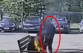 เกิดอะไรขึ้น? ชายนั่งสูบบุหรี่ จู่ๆ กลายเป็น “ลูกไฟมนุษย์” คนมองเฉยจนถูกไฟคลอก 80%