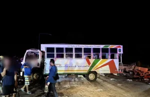 นักตะกร้อ ดับ 1 รถรับส่งนักกีฬา ม.การกีฬา ศรีสะเกษ ชนรถบรรทุกน้ำมัน