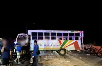 นักตะกร้อ ดับ 1 รถรับส่งนักกีฬา ม.การกีฬา ศรีสะเกษ ชนรถบรรทุกน้ำมัน