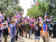 ด่วน!! ชาวบ้าน สั่งปิดครัว-ตัดน้ำทหาร ฉุน! ทหารไม่ยอมให้ปักธงชาติไทย แนวชายแดน