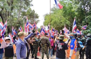 ด่วน!! ชาวบ้าน สั่งปิดครัว-ตัดน้ำทหาร ฉุน! ทหารไม่ยอมให้ปักธงชาติไทย แนวชายแดน