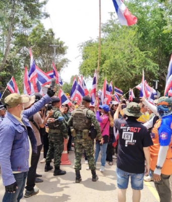 ด่วน!! ชาวบ้าน สั่งปิดครัว-ตัดน้ำทหาร ฉุน! ทหารไม่ยอมให้ปักธงชาติไทย แนวชายแดน