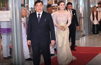 ในหลวง พระราชินี เสด็จฯ ไปทอดพระเนตร การแสดงกายกรรมจากประเทศจีน