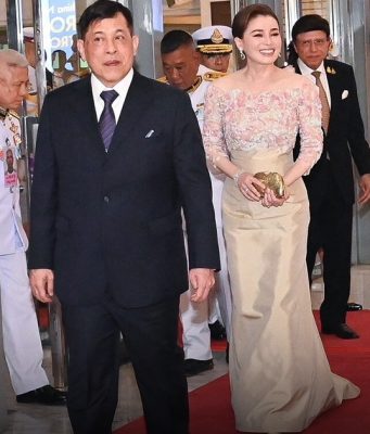 ในหลวง พระราชินี เสด็จฯ ไปทอดพระเนตร การแสดงกายกรรมจากประเทศจีน