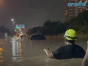 พัทยาอ่วม! ฝนตกไม่ถึงชม. น้ำท่วมหนัก ชาวบ้านขับลุยเจอพัดกลางถนนสุขุมวิท รถจมน้ำพังหลายคัน