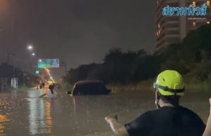 พัทยาอ่วม! ฝนตกไม่ถึงชม. น้ำท่วมหนัก ชาวบ้านขับลุยเจอพัดกลางถนนสุขุมวิท รถจมน้ำพังหลายคัน