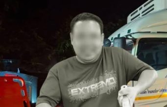 ดับคาที่ พ่อค้าไก่ทอด ซิ่งกระบะย้อนศร พุ่งชนรถบรรทุกห้องเย็น