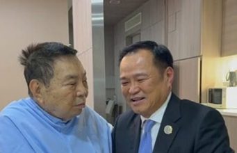 เปิดภาพแรก อนุทิน ก้มกราบพ่อ หลังได้รับเลือกเป็นนายกฯ คนที่ 32