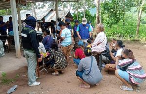 แทงมีแต่เสีย! บุกจับบ่อนไฮโล กลางสวนยาง จนท.งัดโต๊ะโชว์นักพนัน อึ้งติดอุปกรณ์โกง