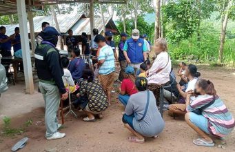 แทงมีแต่เสีย! บุกจับบ่อนไฮโล กลางสวนยาง จนท.งัดโต๊ะโชว์นักพนัน อึ้งติดอุปกรณ์โกง