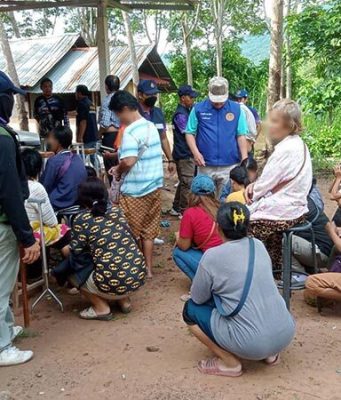 แทงมีแต่เสีย! บุกจับบ่อนไฮโล กลางสวนยาง จนท.งัดโต๊ะโชว์นักพนัน อึ้งติดอุปกรณ์โกง