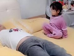 ลูกสาว 3 ขวบ เล่นกับพ่อบนเตียง จู่ๆ อาเจียนดับสลด หมอตรวจศพถึงรู้ “กิน” อะไรเข้าไป