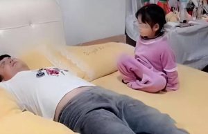 ลูกสาว 3 ขวบ เล่นกับพ่อบนเตียง จู่ๆ อาเจียนดับสลด หมอตรวจศพถึงรู้ “กิน” อะไรเข้าไป