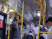 จนมุม วัยรุ่นใจเด็ด ล็อกคอไอ้หื่นแอบถ่ายใต้กระโปรงสาว บนรถเมล์