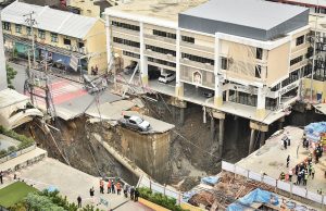 เปิดเลขทะเบียนรถ เจ้าหน้าที่ตำรวจ ที่ตกลงไปตอนถนนทรุด