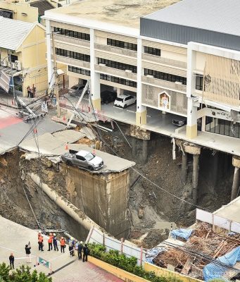 เปิดเลขทะเบียนรถ เจ้าหน้าที่ตำรวจ ที่ตกลงไปตอนถนนทรุด