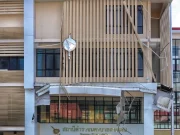 รู้แล้ว หลุมยักษ์ ที่รถยนต์อีกคันหล่นลงไปติดคือ หลุมอะไร