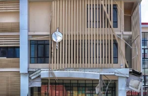 รู้แล้ว หลุมยักษ์ ที่รถยนต์อีกคันหล่นลงไปติดคือ หลุมอะไร