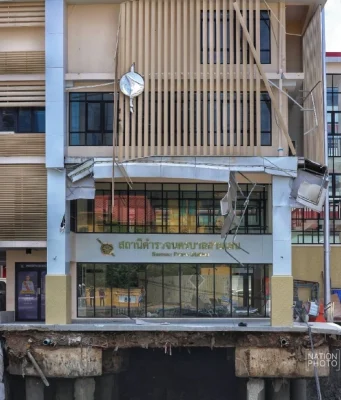 รู้แล้ว หลุมยักษ์ ที่รถยนต์อีกคันหล่นลงไปติดคือ หลุมอะไร