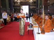 พระราชินี เสด็จฯ แทนพระองค์ทรงบำเพ็ญพระราชกุศลถวายผ้าพระกฐิน วัดโสมนัสฯ-วัดอรุณฯ