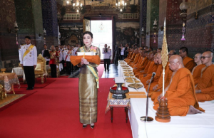 พระราชินี เสด็จฯ แทนพระองค์ทรงบำเพ็ญพระราชกุศลถวายผ้าพระกฐิน วัดโสมนัสฯ-วัดอรุณฯ