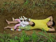 พ่อพาลูกสาวป่วยหนัก “นอนในหลุม” ซ้อมให้คุ้นเคยกับความตาย เปิดชีวิตหลังผ่านไป 8 ปี