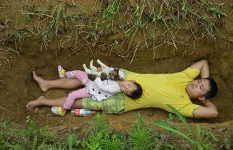 พ่อพาลูกสาวป่วยหนัก “นอนในหลุม” ซ้อมให้คุ้นเคยกับความตาย เปิดชีวิตหลังผ่านไป 8 ปี