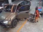 ถึงว่า รถพยาบาลไม่ขยับไปข้างหน้า ต้องให้เจ้าของกระบะมาถอยรถ