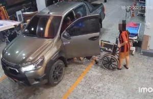 ถึงว่า รถพยาบาลไม่ขยับไปข้างหน้า ต้องให้เจ้าของกระบะมาถอยรถ
