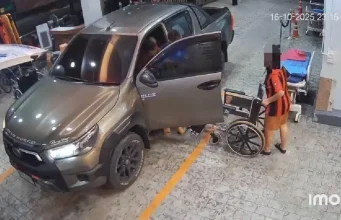 ถึงว่า รถพยาบาลไม่ขยับไปข้างหน้า ต้องให้เจ้าของกระบะมาถอยรถ