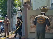 พ่อคลั่ง ยิงลูก-เมีย ดับยกครัว 3 ศพ คาบ้านติดชื่อตำรวจยศใหญ่