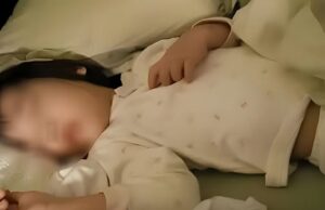 ลูกสาว 6 ขวบ นอนคนเดียว แต่บ่นตลอดว่า “เตียงแคบ” เอะใจเช็กกล้องวงจรปิด แม่ปล่อยโฮ!